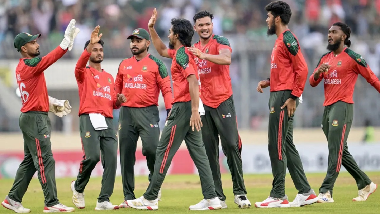 হংকংয়ের বিরুদ্ধে বল হাতে দারুণ সূচনা বাংলাদেশের
