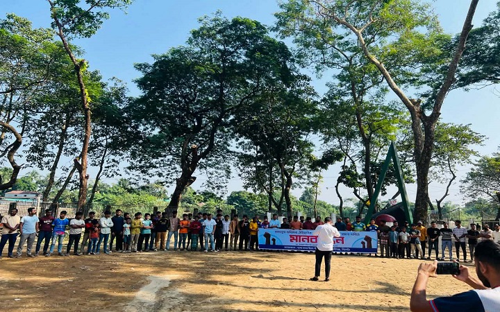 কোম্পানীগঞ্জে খেলার মাঠে ভবন না করার দা*বিতে মানবব*ন্ধন