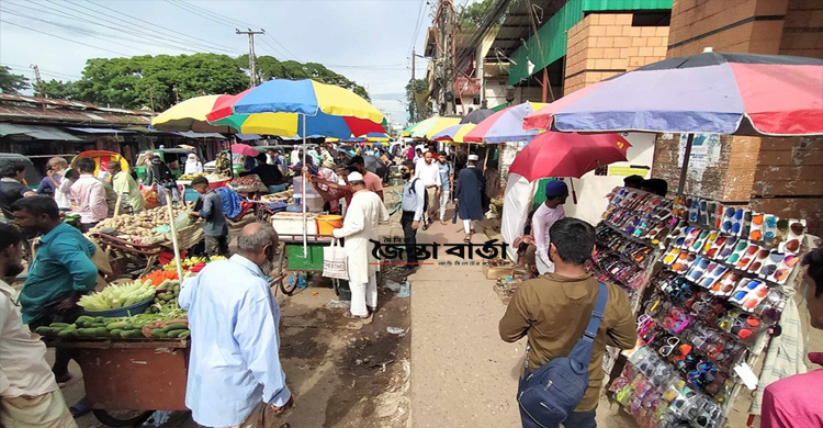 সিলেটে ফুটপাত দ খ ল করে দোকানপাট, ভো গা ন্তি তে পথচারীরা
