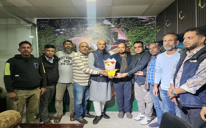 দৈনিক জৈন্তা বার্তা অফিসে সাবেক ছাত্র নেতা যুক্তরাজ্য প্রবাসী মিনহাজুর রহমান মিনহাজকে ফুলেল শুভেচ্ছা