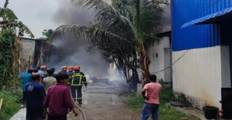 আমুলিয়া মডেল টাউনে কারখানায় আ গু ন