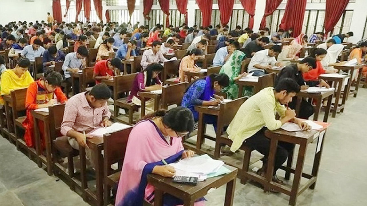 একই দিনে প্রাথমিক ও ব্যাংকের পরীক্ষা, বিপাকে পরীক্ষার্থীরা