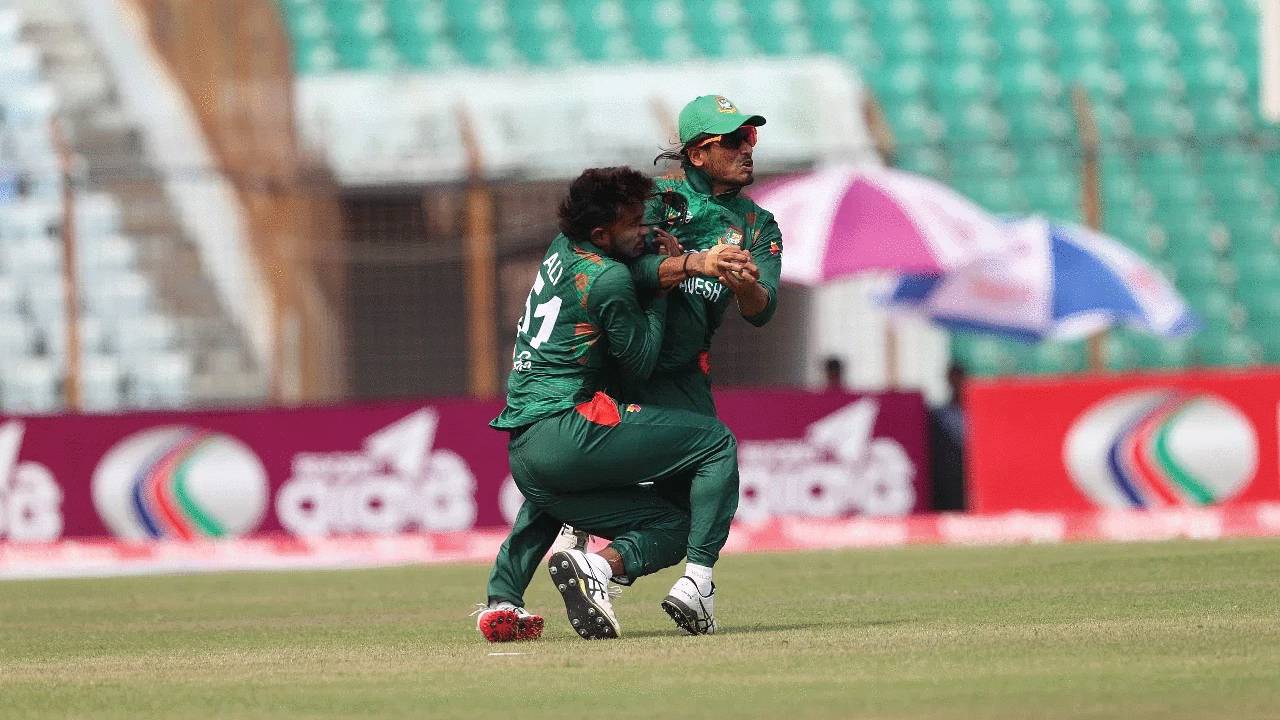 বিজয়ের সঙ্গে সংঘর্ষে স্ট্রেচারে চড়ে মাঠ ছাড়লেন জাকের