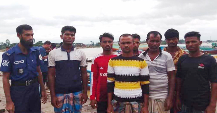 ছাতকে ৯&zwnj;টি বালু বোঝাই নৌকাসহ আ ট ক ৭