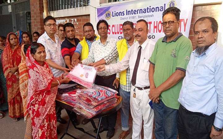 শারদীয় দুর্গাপূজা উপলক্ষে লায়ন্স ক্লাব অব সিলেট হলি সিটির শাড়ি বিতরণ