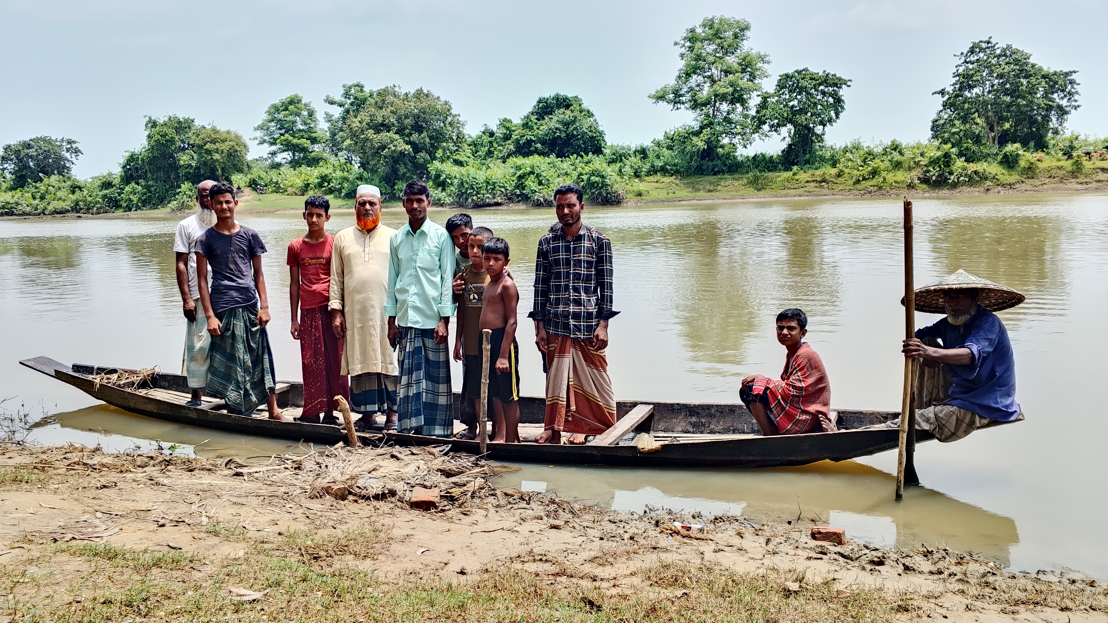 গোয়াইনঘাটে সেতুর অভাবে লাখো মানুষের দু র্ভো গ