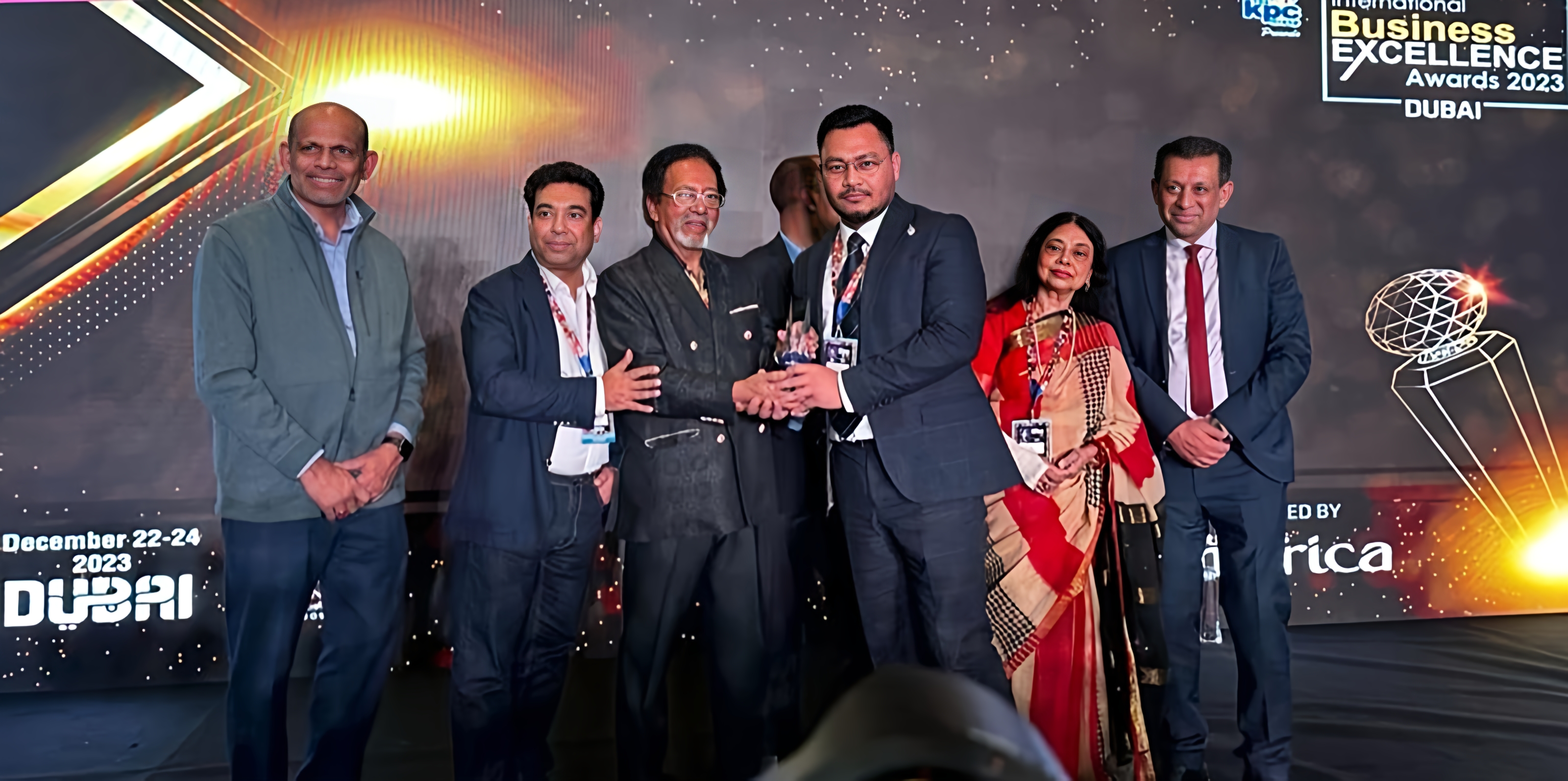 দুবাইয়ে বিজনেস এ্যাওয়ার্ড পেলেন আবুল হায়াত নুরুজ্জামান