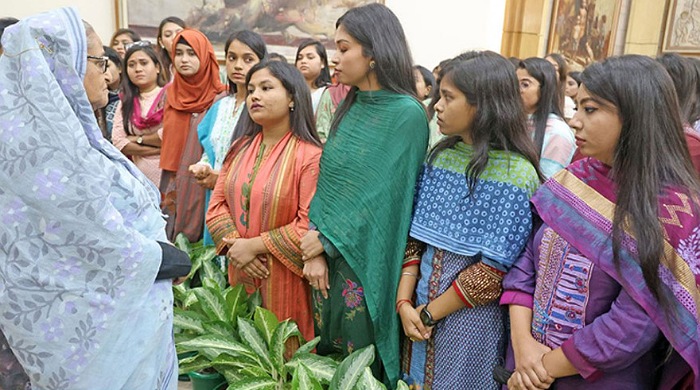 প্রধানমন্ত্রীর কাছে নির্যাতনের বর্ণনা দিলেন ছাত্রলীগ নেত্রীরা