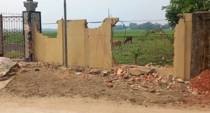 চাঁদা না দেওয়ায় দেয়াল ভাঙচুরের অ ভি যো গ