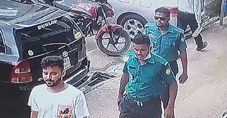 ব্যাংকে ঢুকে টাকা ছিনতাই: দুই পুলিশসহ ৫ জন রিমান্ডে