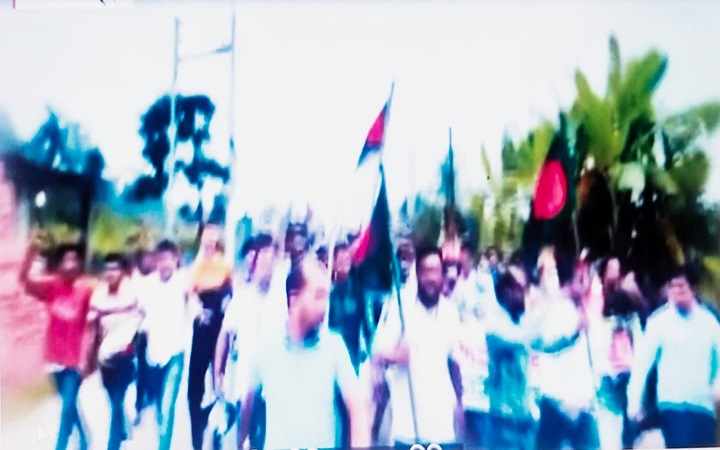 শরীয়তপুর-ঢাকা মহাসড়কে নি/ষিদ্ধ ছাত্রলীগের ঝ/টিকা মি/ছিল