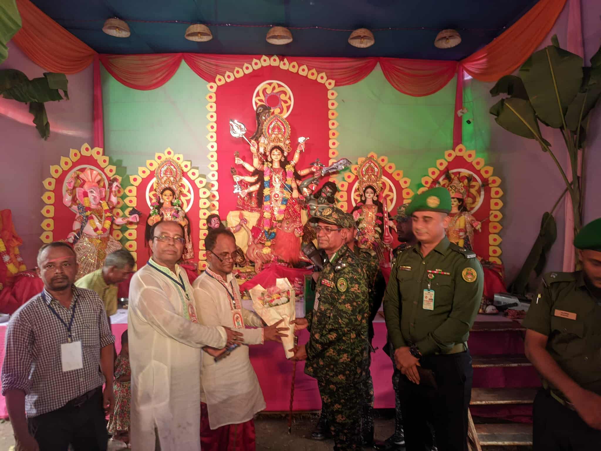 ছাতকে পূজামণ্ডপ পরিদর্শনে আনসার বাহিনীর উপ-মহাপরিচালক