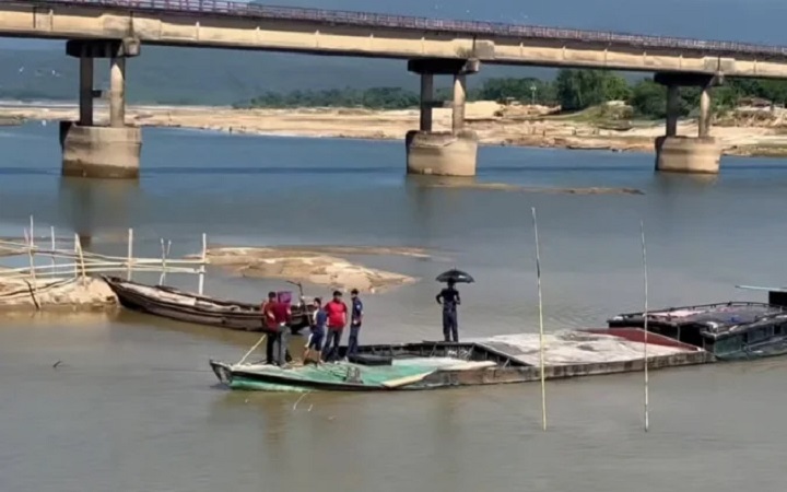 ধলাই নদী থেকে  অবৈ*ধভাবে  বালু উত্তোলন, তিন বাল্কহেড জ*ব্দ,একজনের ছয় মাসের জে*ল