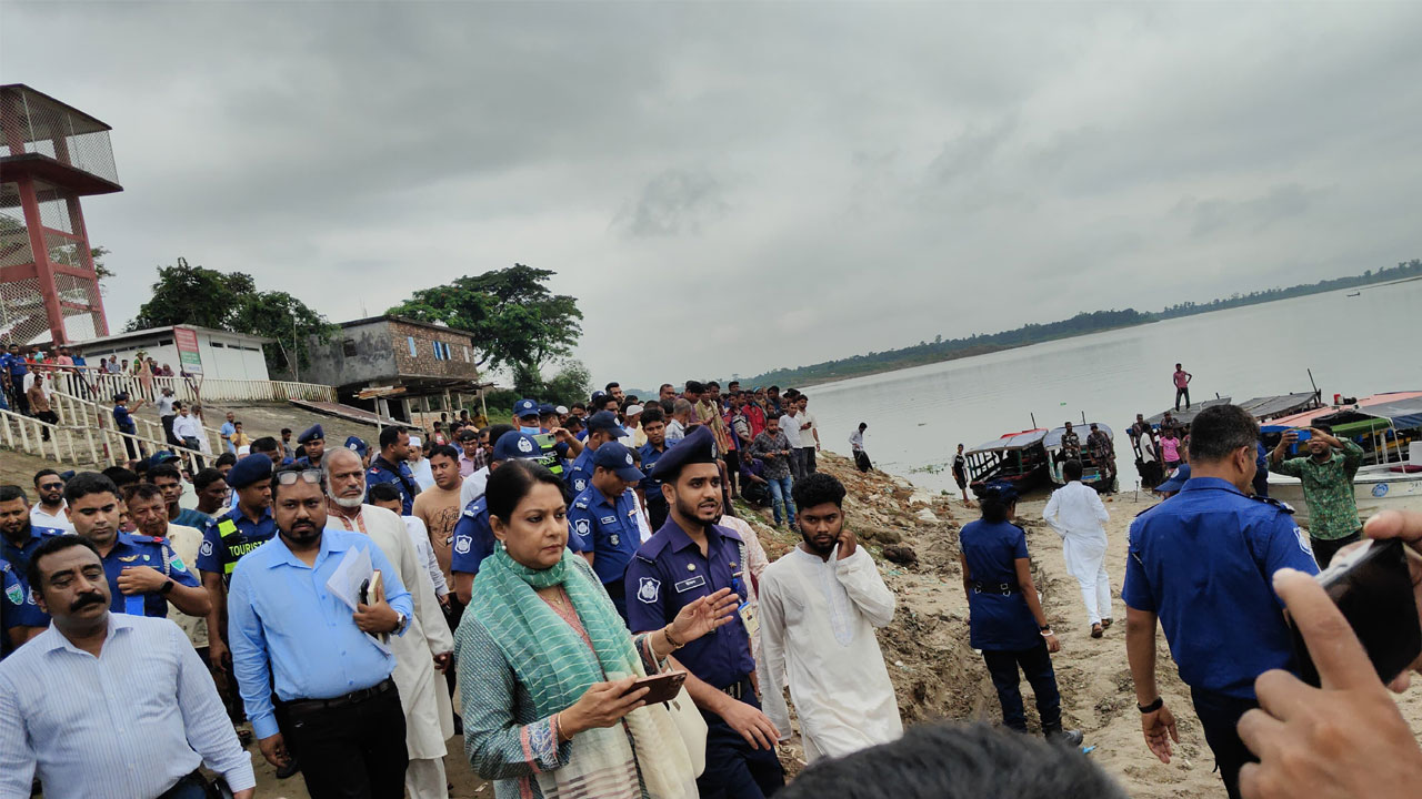 জাফলংয়ে দুই উপদেষ্টার গাড়ি আটকে বি ক্ষো ভ