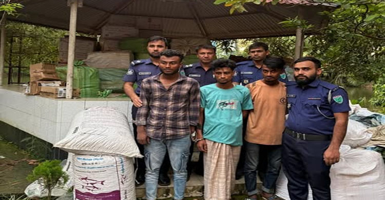 গোলাপগঞ্জে কোটি টাকার ভারতীয় প্রসাধনীসহ তিন চোরাকারবারি আ ট ক