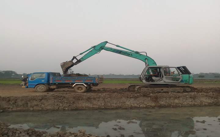 ওসমানীনগরে কাটা হচ্ছে ফসলি জমির মাটি  হুম*কিতে কৃষি ও গ্রামীণ সড়ক
