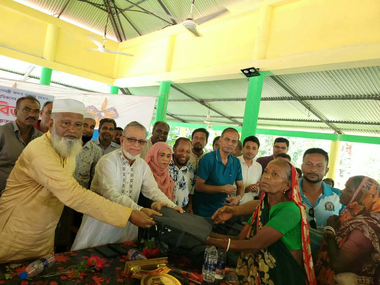 কুলাউড়ায় চা শ্রমিকদের মধ্যে  প্রধানমন্ত্রীর উপহার রেইনকোট বিতরণ করলেন এমপি শওকতুল