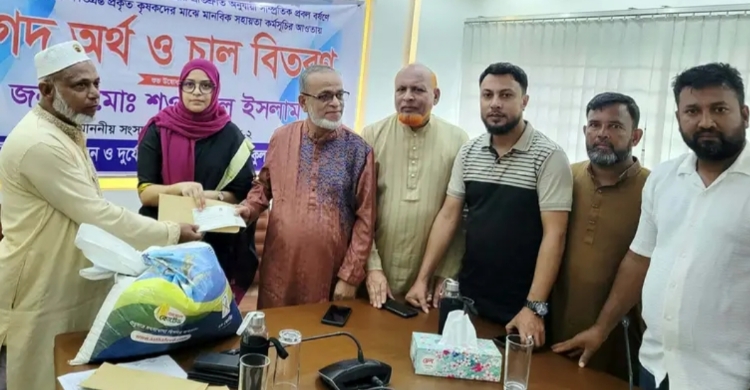 কুলাউড়ায় হাওরাঞ্চলের ক্ষতিগ্রস্ত কৃষকদের মাঝে নগদ অর্থ ও চাল বিতরণ