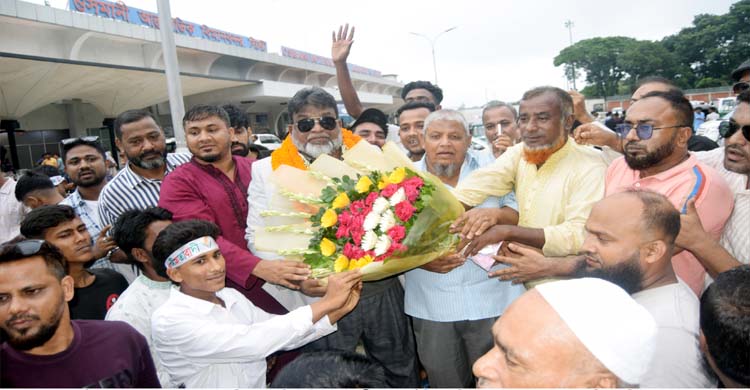 সিলেট ওসমানী বিমানবন্দরে বি এন পি নেতা আমির হোসেনকে সংবর্ধনা