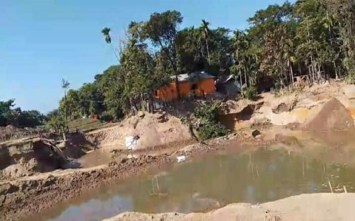 জাফলং লাখেরপাড়ে অবৈ*ধ বালু&ndash;পাথর উত্তোলনে হু*মকির মুখে কব*রস্থান, বসতবাড়ি ও ফসলি জমি