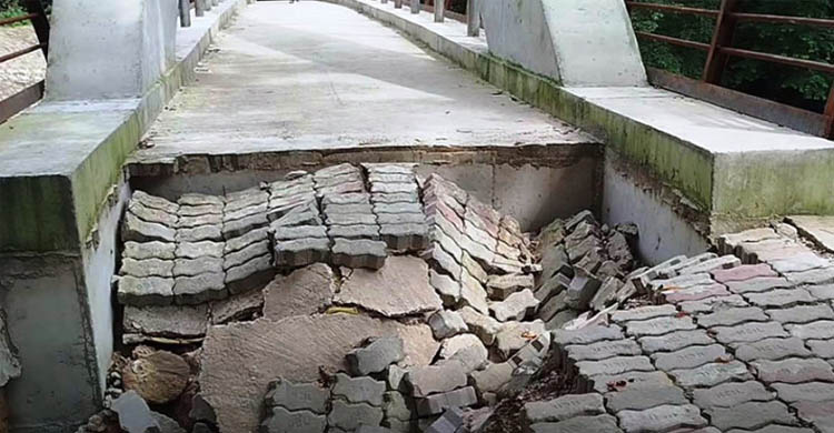 কাজ শেষ হওয়ার আগেই ধসে পড়ল নির্মাণাধীন ব্রিজের এপ্রোচ সড়ক ও গাইডওয়াল