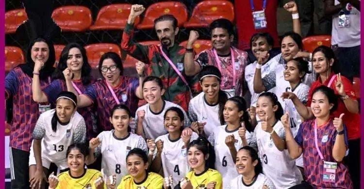 সাফ জয়ী নারী ফুটসাল দলকে প্রধান উপদেষ্টার অভিনন্দন