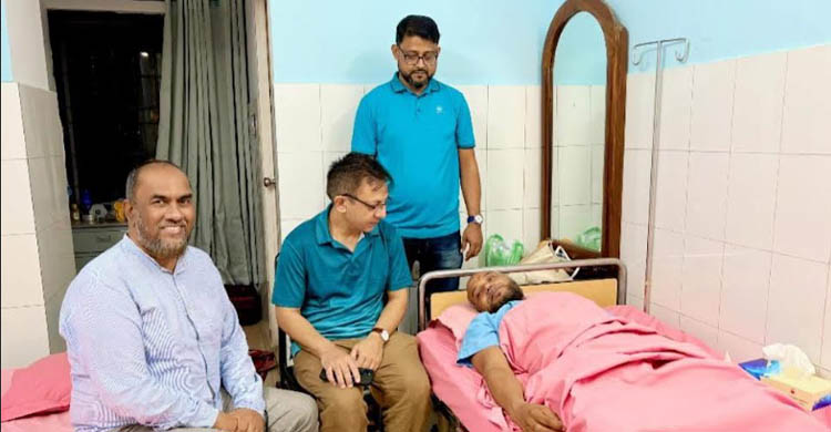 হৃদরোগে আক্রান্ত আকবর আলীর শয্যাপাশে খন্দকার মুক্তাদির