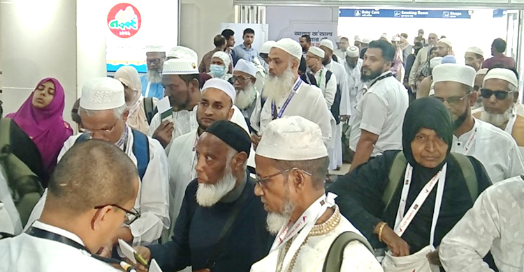 সিলেট থেকে ৪০৮ যাত্রী নিয়ে মদিনায় গেল হজের প্রথম ফ্লাইট