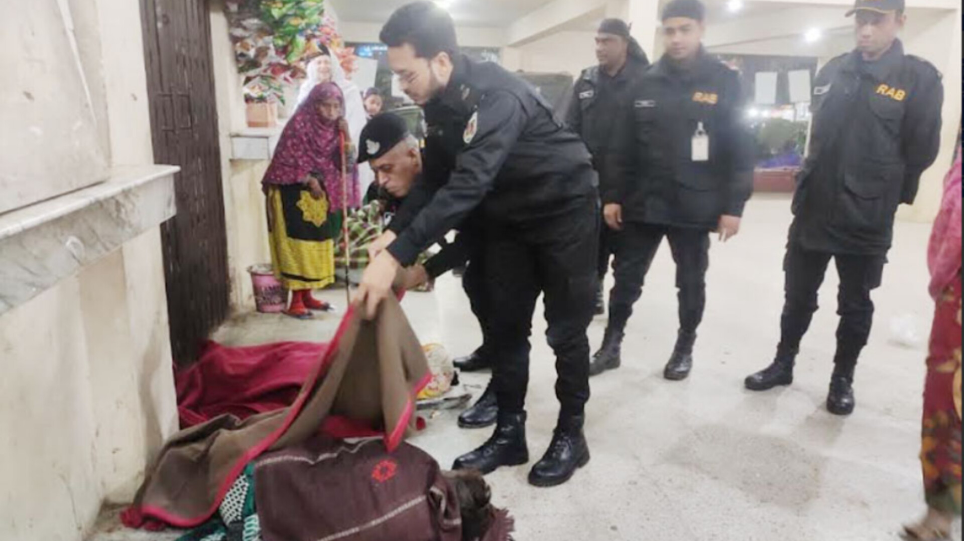 হবিগঞ্জে র&zwj;্যাব-৯ এর শীতার্ত মানুষের মাঝে শীতবস্ত্র বিতরণ