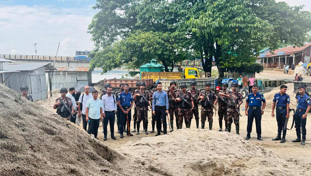 জাফলংয়ে অ ভি যা নে ৬০ হাজার ঘনফুট বালু জ'ব্দ নিলামে বিক্রি