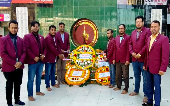 মহান বিজয় দিবসে শহীদ স্মৃতি বেদীতে  জৈন্তাপুর অনলাইন প্রেসক্লাবের পুষ্পার্ঘ্য অর্পণ