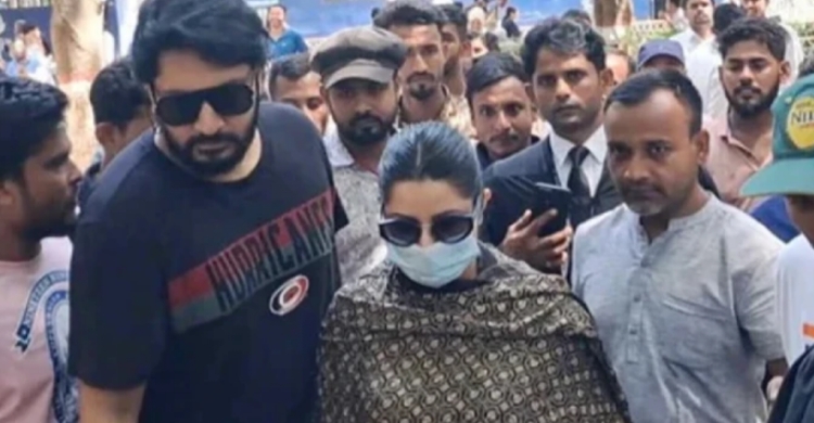দুপুরে আদালতে পৌঁছালেন পরীমণি, জে*রা পিছিয়ে গেল