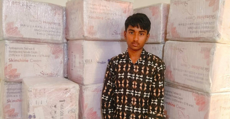 সিলেটে ৫১ লক্ষ টাকার ভা*রতীয় প্রসাধনী ও কাভার্ড ভ্যানসহ আট ক ১ 