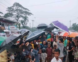 সড়ক অবরোধ করে প্রতিবাদ