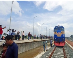 ৮ মিনিটে পদ্মা পাড়ি দিল ট্রেন