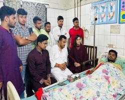 থানায় নির্যাতনের শিকার সেই দুই ছাত্রলীগ নেতাকে দেখতে হাসপাতালে মাহি