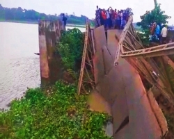 জগন্নাথপুরে বেইলি ব্রিজ ভেঙে ট্রাক খাদে: নিহত ১