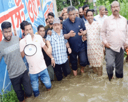পানিবন্ধী মানুষের পাশে আনোয়ারুজ্জামান চৌধুরী
