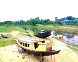 পিয়াইন নদীর ঘাটে-ডাঙায় বাঁধা নৌকা, কর্মহীন ৯শতাধিক শ্রমিক
