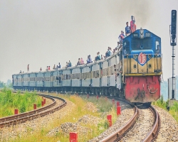 সাড়ে ৪ ঘণ্টা পর ঢাকার সঙ্গে সারাদেশের ট্রেন চলাচল শুরু