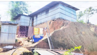 ধসের আতঙ্ক নিয়েই টিলার পাড়ে বসতি