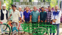 হাজী তোরাব আলীর পক্ষ থেকে সবজি বিক্রেতার হাতে ভ্যানগাড়ি