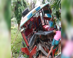জগন্নাথপুরে নিয়ন্ত্রণ হারিয়ে বাস ডোবায়, আহত ৩০