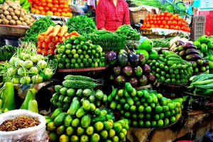 হাত বদলেই বাড়ে সবজির দাম