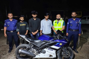 জৈন্তাপুরে চো*রাই মোটরসাইকেলসহ আ*টক ৩
