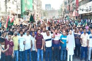আ. লীগ কার্যালয়ের সামনে অবস্থান নিয়েছে বিএনপি নেতাকর্মীরা