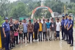 ভা র তে অ*বৈধ অনুপ্রবেশের দায়ে সাজাভোগ শেষে ১০ বাংলাদেশি নাগরিক দেশে ভা র তে অ*বৈধ অনুপ্রবেশের দায়ে সাজাভোগ শেষে ১০ বাংলাদেশি নাগরিক দেশে