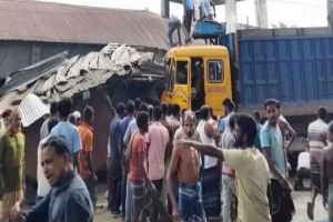 অটোরিকশাকে পেছন থেকে ট্রাকের ধা*ক্কা, নি হ ত ৩ অটোরিকশাকে পেছন থেকে ট্রাকের ধা*ক্কা, নি হ ত ৩