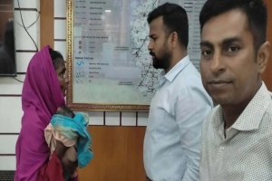 রাস্তায় কুড়িয়ে পাওয়া শিশুর ঠাঁই হলো জাবেদ আলীর ঘরে রাস্তায় কুড়িয়ে পাওয়া শিশুর ঠাঁই হলো জাবেদ আলীর ঘরে