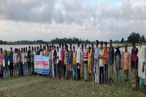 ক্ষ*তিপূরণ ও টেকসই বাঁধ নির্মাণের দাবিতে মান*ববন্ধন